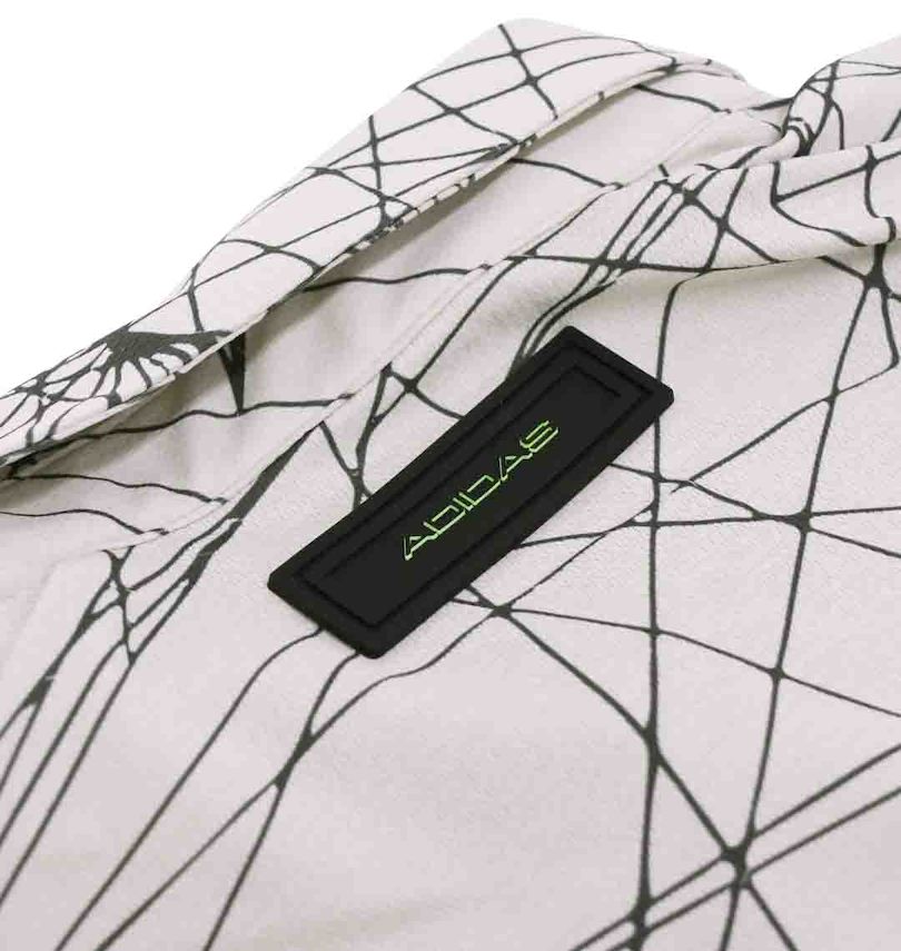 大きいサイズ メンズ adidas golf (アディダスゴルフ) レイビームプリントドライ半袖ポロシャツ
                        バックのラバーワッペン