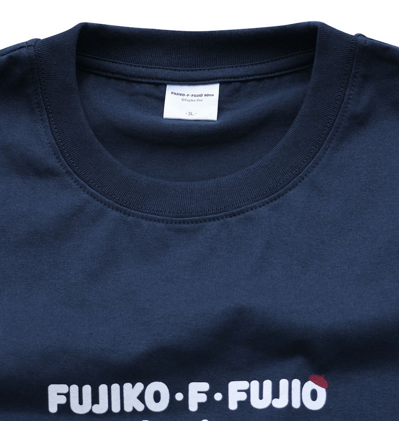 大きいサイズ メンズ FUJIKO・F・FUJIO 90TH Anniversary (フジコ・エフ・フジオ ナインティス アニバーサリー) F90フロントプリント半袖Tシャツ 