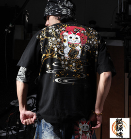 大きいサイズ メンズ 絡繰魂 (カラクリタマシイ) 招き猫刺繍Tシャツ(半袖)