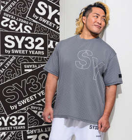 大きいサイズ メンズ SY32 by SWEET YEARS (エスワイサーティトゥバイスィートイヤーズ) ステンシルロゴ半袖Tシャツ
