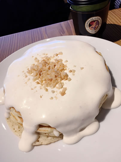 HONOLULU COFFEEのマカダミアナッツクリームパンケーキ