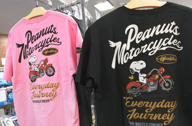 peanutsのキャラクターTシャツ